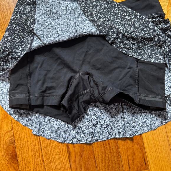 Lululemon mini skirt with a black and white floral pattern (Quick Pace Skirt) - Picture 6 of 7